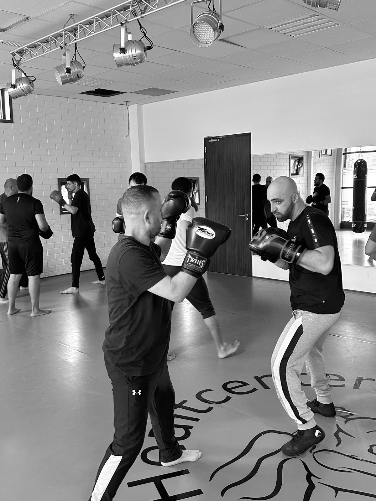 90694305-jonge-jongen-aspirant-om-een-bokser-te-worden